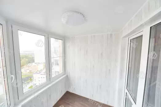 Отделка балкона МДФ панелями с эркерным остеклением Rehau