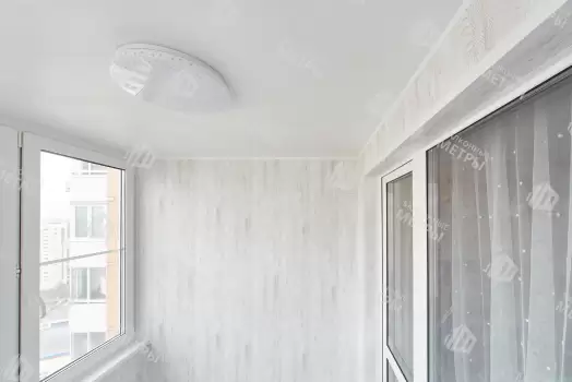 Отделка балкона МДФ панелями с эркерным остеклением Rehau