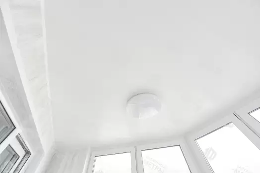 Отделка балкона МДФ панелями с эркерным остеклением Rehau