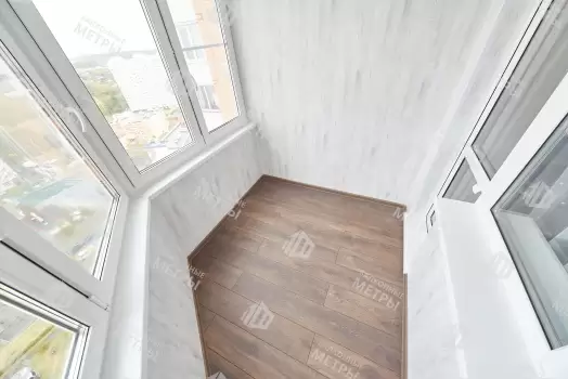 Отделка балкона МДФ панелями с эркерным остеклением Rehau