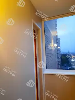 Отделка балкона панелями ПВХ и ламинат и установка кованого настенного плафона