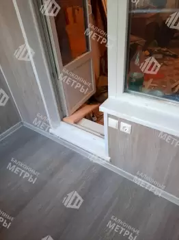 Отделка балкона под ключ ламинатом и натяжным потолком