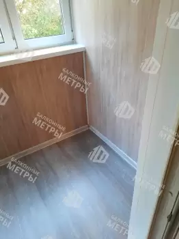 Отделка балкона под ключ ламинатом и натяжным потолком