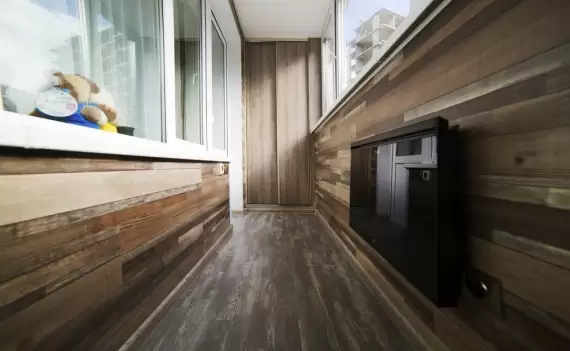 Отделка балкона ламинатом